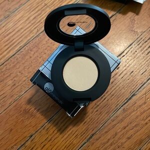 Glo minerals eyeshadow. Color banana